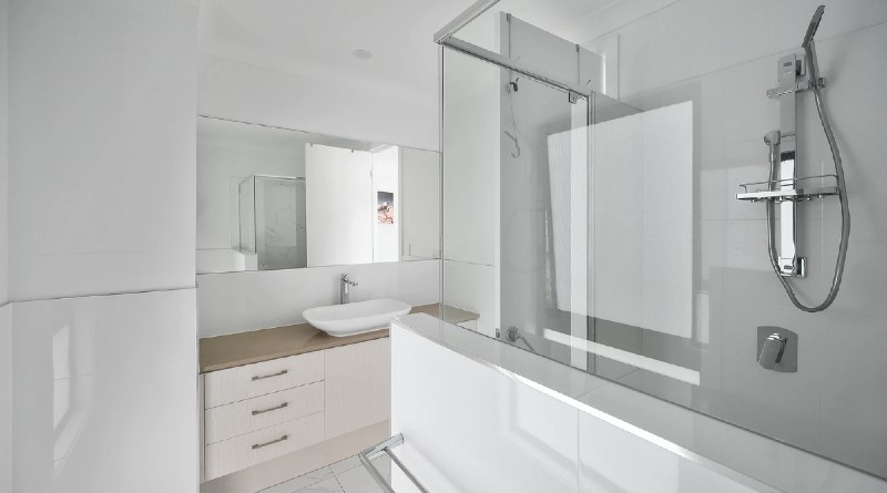 Cómo los Platos de Ducha Contribuyen al Ahorro de Agua en Viviendas Sostenibles: La Solución Ecológica del Futuro